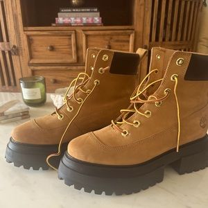 Timberland Platform Boots- size 8.5US Women’s. Only worn once, was a gift.